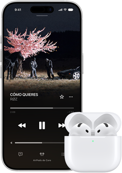 Un iPhone junto a unos AirPods en un Estuche de Carga, el estuche está abierto