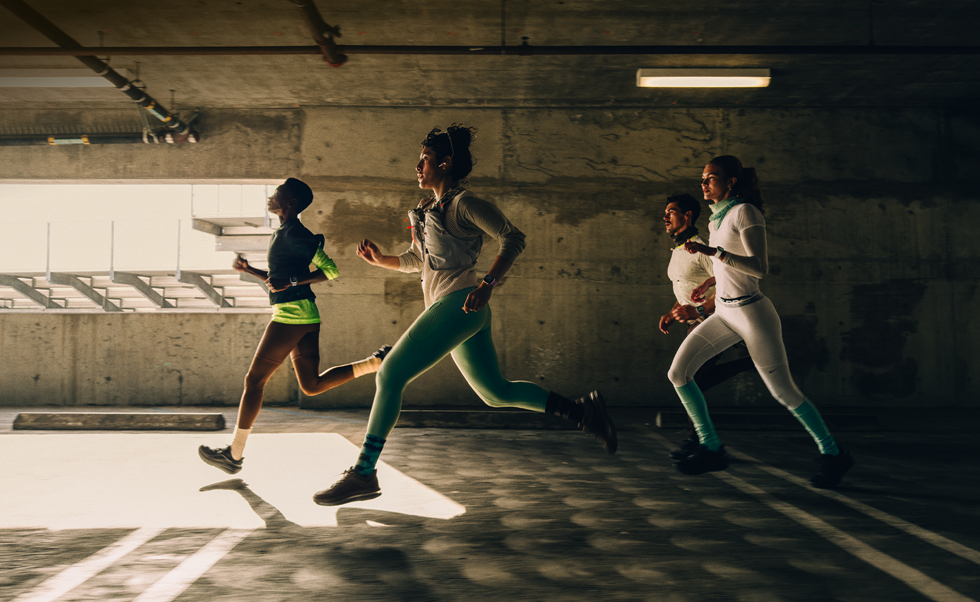 Un grupo de personas con dispositivos Apple Watch Series 12 corre por una ciudad