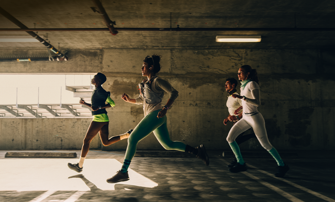 Un grupo de personas con dispositivos Apple Watch Series 12 corre por una ciudad