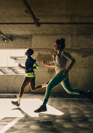 Un grupo de personas con dispositivos Apple Watch Series 12 corre por una ciudad