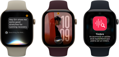 Tres dispositivos Apple Watch Series 12, uno con caja de aluminio color oro claro, conversación con Siri AI, correa deportiva color arena, uno con caja de aluminio color oro claro, foto personalizada en la carátula con una complicación de Siri AI, correa deportiva color borgoña, y uno con caja de aluminio gris espacial, timbre, correa deportiva negra