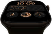 Apple Watch Series 12, caja de aluminio, color bronce oscuro, carátula Modular, complicaciones: día y fecha, Entrenamientos, círculos de Actividad, Apple Music, parte lateral derecha, Digital Crown, correa deportiva, color oliva