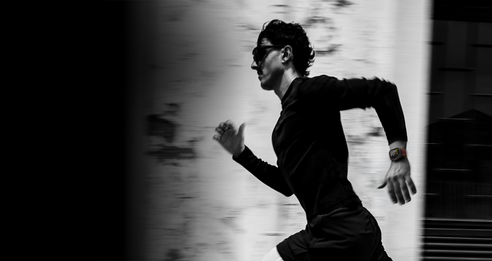 Una persona corre mientras usa un Apple Watch Ultra 4