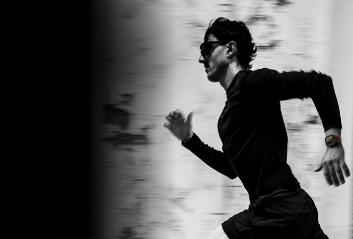Una persona corre mientras usa un Apple Watch Ultra 4
