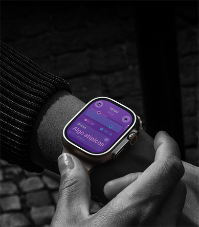 Persona con un Apple Watch Ultra 4 en la muñeca, Signos Vitales Diurnos levemente alterados