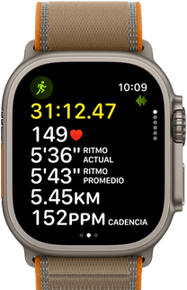 Apple Watch Ultra 4, caja de titanio, color natural, métricas avanzadas del entrenamiento Carrera al Aire Libre, parte lateral derecha, Digital Crown, botón lateral en relieve, correa Trail, color arena