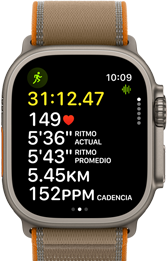 Apple Watch Ultra 4, caja de titanio, color natural, métricas avanzadas del entrenamiento Carrera al Aire Libre, parte lateral derecha, Digital Crown, botón lateral en relieve, correa Trail, color arena
