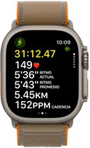 Apple Watch Ultra 4, caja de titanio, color natural, métricas avanzadas del entrenamiento Carrera al Aire Libre, parte lateral derecha, Digital Crown, botón lateral en relieve, correa Trail, color arena