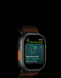 Apple Watch Ultra 4, caja de titanio, color negro, funcionalidad Ruta de la Carrera con un mapa de un recorrido de carrera, parte lateral izquierda, Botón de Acción, correa Alpine, color borgoña