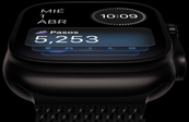 Apple Watch Ultra 4, caja de titanio, color negro, carátula de reloj analógico Actividad en negro y gris, correa estilo milanés de titanio, color negro