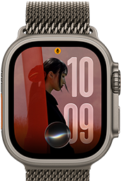 Tres dispositivos Apple Watch Ultra 4, uno con caja de titanio negro, conversación con Siri AI, correa Ocean negra translúcida, uno con caja de titanio natural, foto personalizada en la carátula con una complicación de Siri AI, correa estilo milanés de titanio natural, y uno con caja de titanio negro, timbre, correa Trail color borgoña