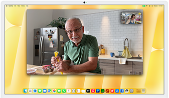 Demostración de Vista del Escritorio. Una persona en una videollamada mira desde arriba a un repostero decorando una galleta