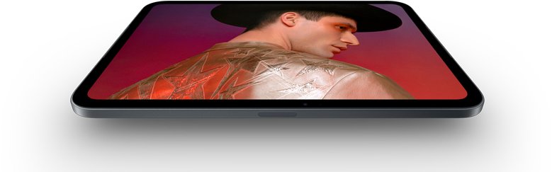 iPad mini, pantalla OLED de 8.5 pulgadas, negros intensos y brillantes, muestra una persona con sombrero y chaqueta