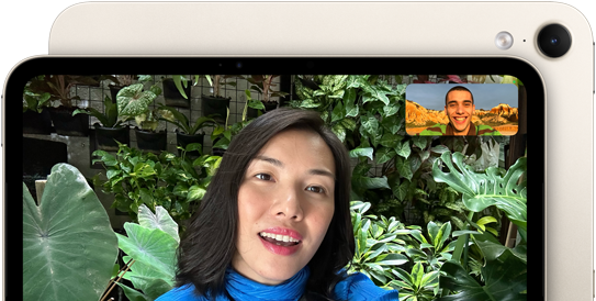 iPad mini, vista frontal, muestra la interfaz de la cámara frontal Center Stage de 12 MP en horizontal con una persona en una videollamada rodeada de vegetación verde