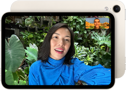 iPad mini, vista frontal, muestra la interfaz de la cámara frontal Center Stage de 12 MP en horizontal con una persona en una videollamada rodeada de vegetación verde