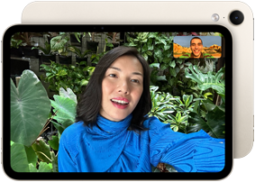iPad mini, vista frontal, muestra la interfaz de la cámara frontal Center Stage de 12 MP en horizontal con una persona en una videollamada rodeada de vegetación verde
