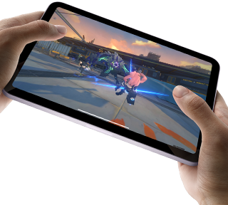 Las manos de un usuario sostienen un iPad mini en posición horizontal, mostrando un juego de gráficos avanzados