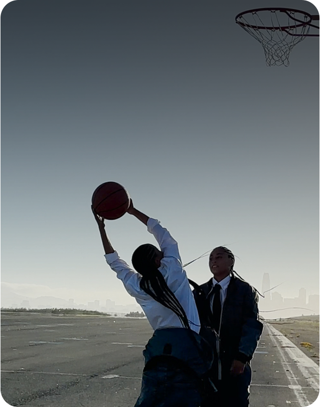 Imagen de un video de una persona que atrapa una pelota.