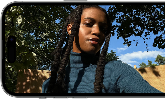 Vista de un iPhone 14 Pro en posición horizontal que muestra una selfie nítida y colorida.