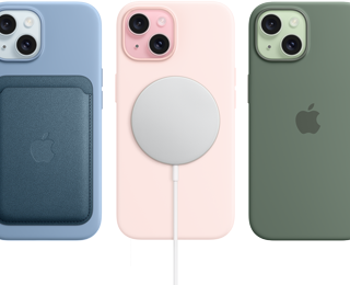 Un iPhone&nbsp;15 con funda de silicón con MagSafe para el iPhone&nbsp;15, cartera de FineWoven con MagSafe, cargador MagSafe, batería externa MagSafe.