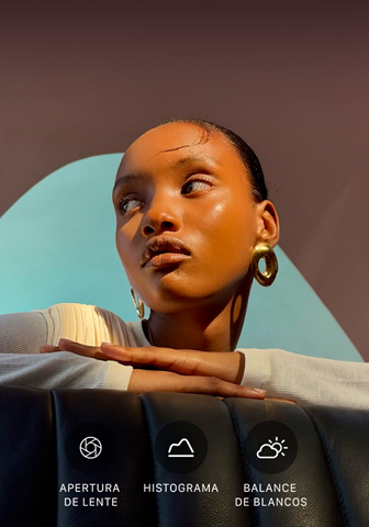 Primer plano del retrato de una modelo bien iluminada con un fondo colorido, para mostrar la interfaz de los controles Pro del sistema de cámaras Pro: Apertura de Lente, Histograma, Balance de Blancos