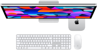 Mac mini colocada debajo de un monitor Studio Display, Magic Keyboard con teclado numérico, Magic Mouse