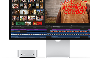 Una Mac mini conectada a un monitor Studio Display, la pantalla muestra el título de una película llamada Black American Cowboy a la derecha, con varias fotos a la izquierda