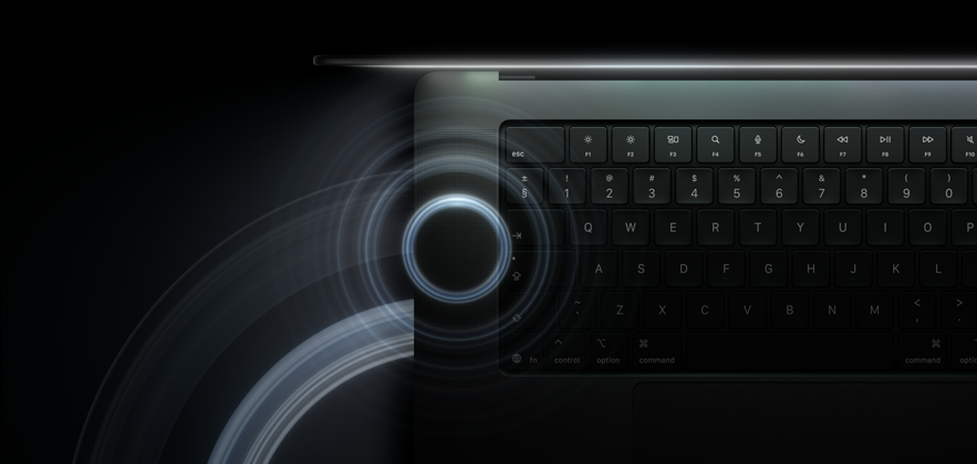 MacBook Pro con pantalla PROLED XDR, abierta, color negro espacial, teclado iluminado por el brillo de la pantalla, unos círculos que representan ondas sonoras emanan de la parte superior y del lado izquierdo de la laptop
