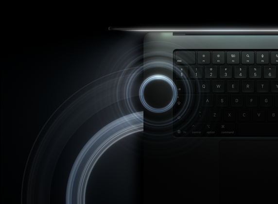 MacBook Pro con pantalla PROLED XDR, abierta, color negro espacial, teclado iluminado por el brillo de la pantalla, unos círculos que representan ondas sonoras emanan de la parte superior y del lado izquierdo de la laptop