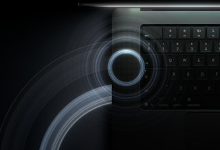 MacBook Pro con pantalla PROLED XDR, abierta, color negro espacial, teclado iluminado por el brillo de la pantalla, unos círculos que representan ondas sonoras emanan de la parte superior y del lado izquierdo de la laptop