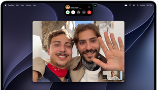 MacBook Pro con pantalla PROLED XDR, color plata, la pantalla muestra una videollamada en curso con dos personas en un pueblo a pleno sol saludando a una persona que está en casa