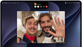 MacBook Pro con pantalla PROLED XDR, color plata, la pantalla muestra una videollamada en curso con dos personas en un pueblo a pleno sol saludando a una persona que está en casa