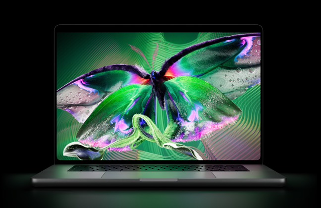 MacBook Pro con pantalla PROLED XDR, abierta, color plata, la pantalla muestra una imagen detallada, de alto contraste, con colores vívidos, la pantalla ilumina el teclado