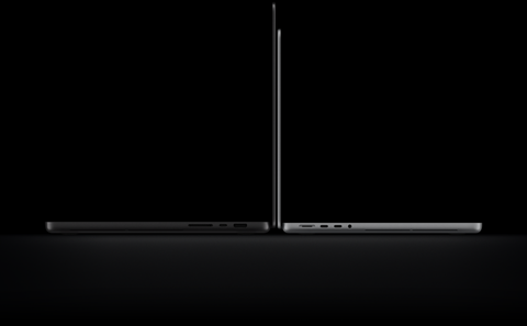 MacBook Pro de 16 pulgadas con pantalla PROLED XDR, abierta, color negro espacial, parte lateral derecha con tres puertos, el texto dice: 1.82 kg, MacBook Pro de 14 pulgadas con pantalla PROLED XDR, abierta, color plata, parte lateral izquierda con cuatro puertos, el texto dice: 1.38 kg