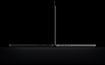 MacBook Pro de 16 pulgadas con pantalla PROLED XDR, abierta, color negro espacial, parte lateral derecha con tres puertos, el texto dice: 1.82 kg, MacBook Pro de 14 pulgadas con pantalla PROLED XDR, abierta, color plata, parte lateral izquierda con cuatro puertos, el texto dice: 1.38 kg