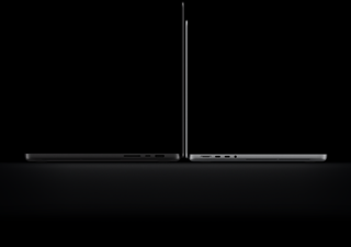 MacBook Pro de 16 pulgadas con pantalla PROLED XDR, abierta, color negro espacial, parte lateral derecha con tres puertos, el texto dice: 1.82 kg, MacBook Pro de 14 pulgadas con pantalla PROLED XDR, abierta, color plata, parte lateral izquierda con cuatro puertos, el texto dice: 1.38 kg