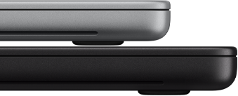 MacBook Pro de 14 pulgadas con pantalla PROLED XDR, color plata, encima de un modelo de 16 pulgadas, color negro espacial, para destacar la diferencia de tamaño