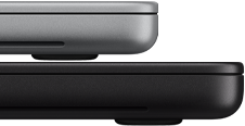 MacBook Pro de 14 pulgadas con pantalla PROLED XDR, color plata, encima de un modelo de 16 pulgadas, color negro espacial, para destacar la diferencia de tamaño