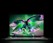 MacBook Pro con pantalla PROLED XDR, abierta, color plata, la pantalla muestra una imagen detallada, de alto contraste, con colores vívidos, la pantalla ilumina el teclado