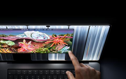 MacBook Pro con pantalla PROLED XDR, color negro espacial, una persona ajusta el tamaño de una ventana en la pantalla con el dedo