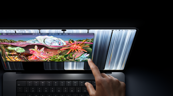 MacBook Pro con pantalla PROLED XDR, color negro espacial, una persona ajusta el tamaño de una ventana en la pantalla con el dedo