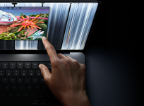 MacBook Pro con pantalla PROLED XDR, color negro espacial, una persona ajusta el tamaño de una ventana en la pantalla con el dedo