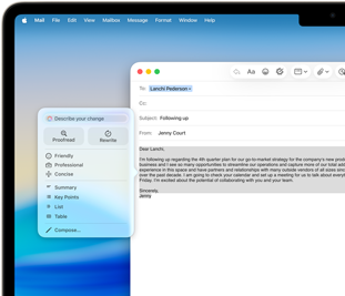 Pantalla de una MacBook Air que muestra Herramientas de Escritura de Apple Intelligence redactando un email
