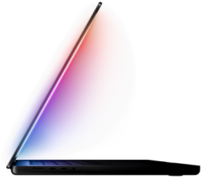La pantalla de una MacBook Pro entreabierta refleja una luz multicolor sobre el teclado