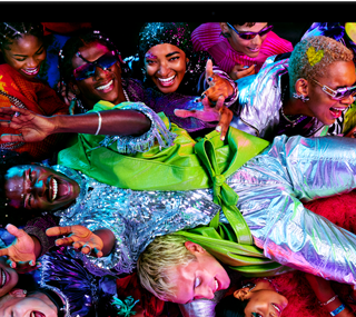 Imagen colorida de una persona en posición horizontal siendo sostenida por una multitud en una fiesta, destacando la brillante pantalla Liquid Retina XDR de la MacBook Pro