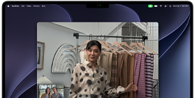 Una videollamada en una MacBook Pro en la que una mujer muestra retazos de tela a dos personas en la llamada, Encuadre Centrado la mantiene centrada en el encuadre mientras se mueve