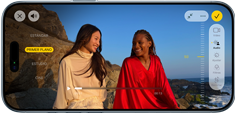 Imagen de un iPhone Air que muestra un video y la funcionalidad Mezcla de Audio en uso. En el video aparecen dos mujeres sonriendo. En el fondo, las olas del mar rompen contra una costa rocosa.